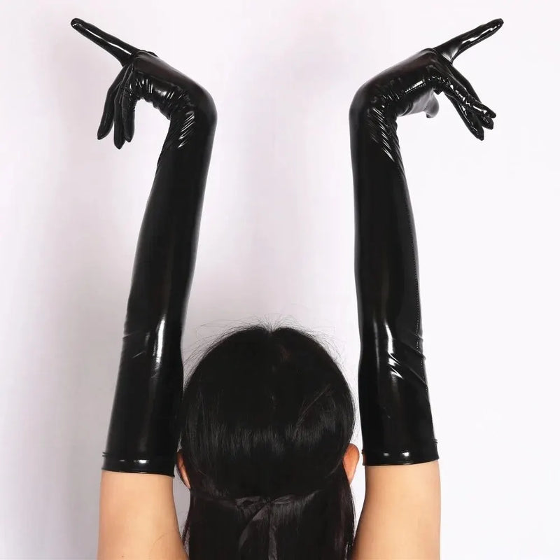 Luvas longas e sexy de couro envernizado