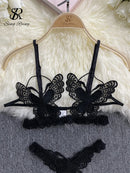 Lingerie sexy de renda com borboletas tampando a genital e os seios