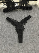 Lingerie sexy de renda com borboletas tampando a genital e os seios