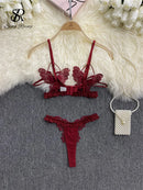 Lingerie sexy de renda com borboletas tampando a genital e os seios